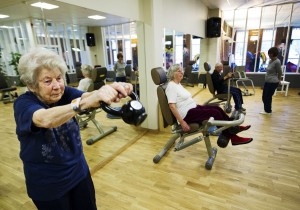 TO GO WITH AFP STORY BY PIA OHLIN Swedish Margareta Nordin (L), 92, Alice Wettergren (2ndL), 92, and Per Olof Lalin, 97 work out during her weekly class with a group of Swedish pensioners, at the Sickla Haelsocenter health club on the outskirts of Stockholm on November 11, 2011. "In the past people wanted to take life easy when they retired. Now they want to be active and keep fit until they're 100," says Kristoffer Sjoeberg, a personal trainer who leads the group of old-timers through their weekly class at the Sickla Haelsocenter health club on the outskirts of Stockholm. AFP PHOTO/ JONATHAN NACKSTRAND TELETIPOS_CORREO:HTH,HUMAN RIGHTS,%%%,%%%