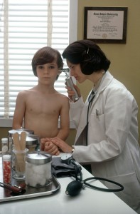 674px-Female_doctor_examines_a_child
